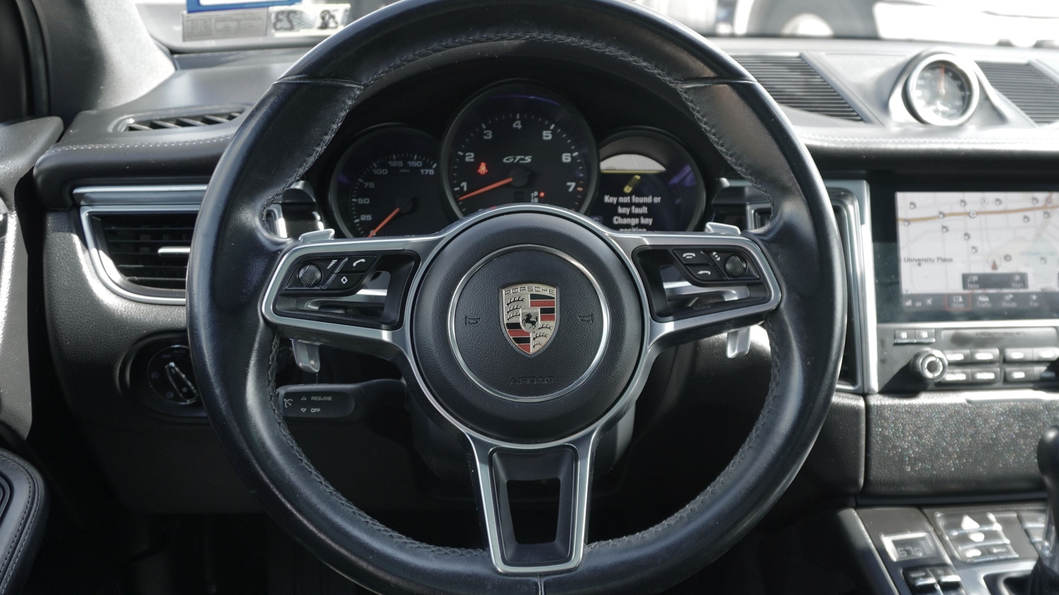 Porsche Macan GTS steering wheel dashboard interior
