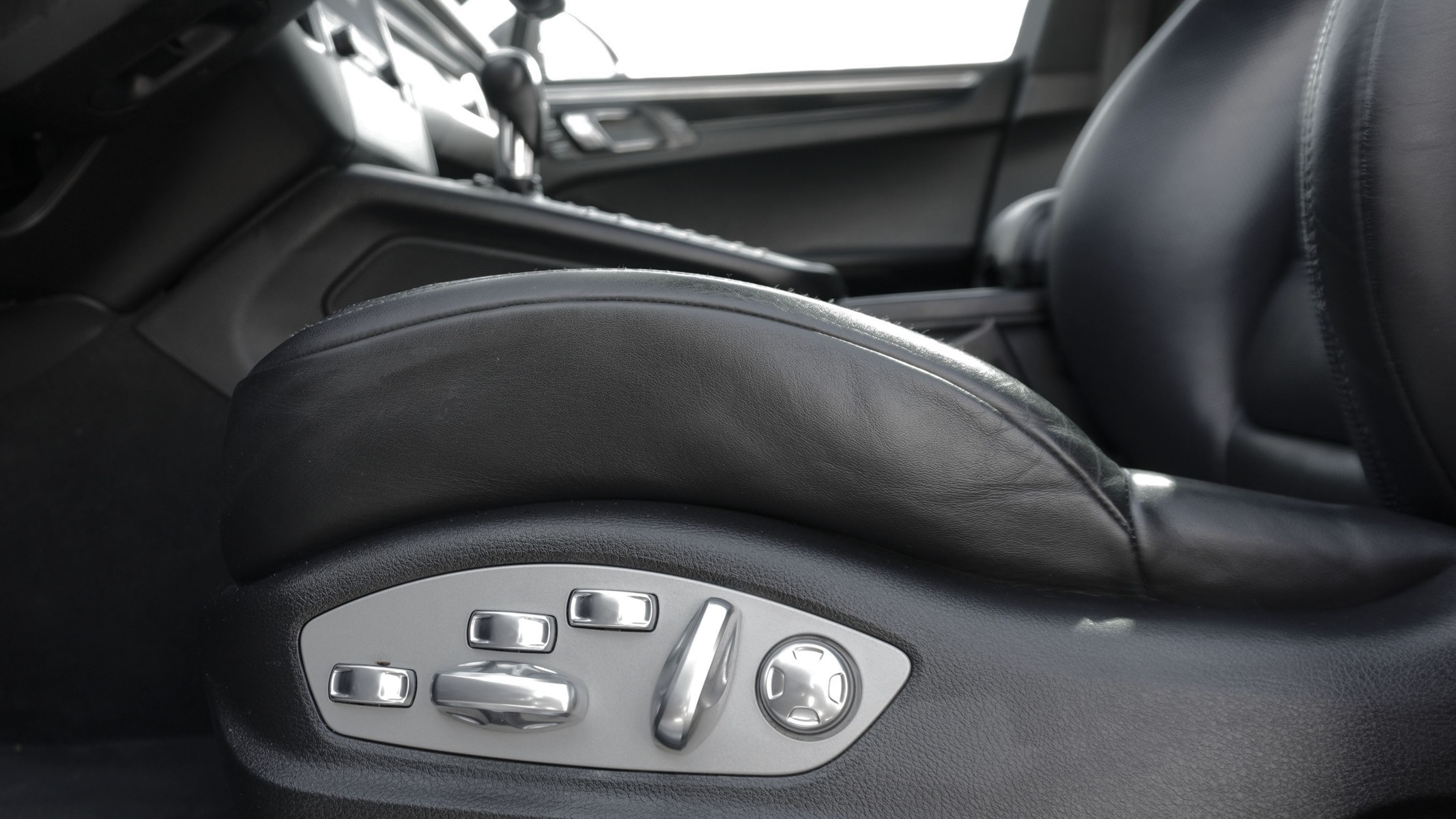 Porsche Macan leather seat controls