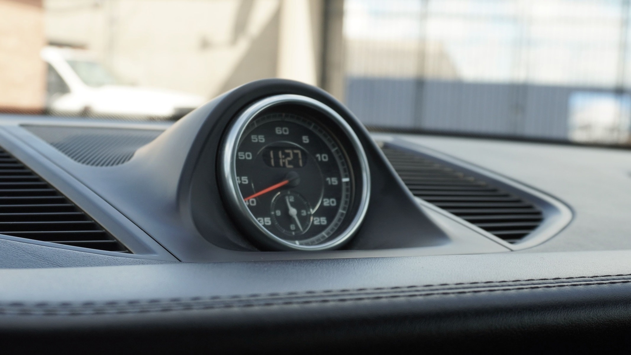 Porsche Macan dashboard analog clock